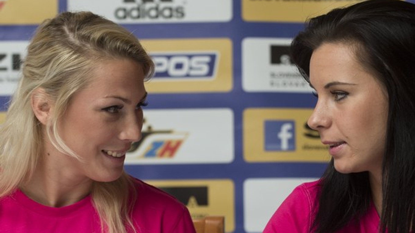 Na snímke slovenské reprezentanky v hádzanej Lucia Súkenníková (vľavo) a Tetyana Trehubová.