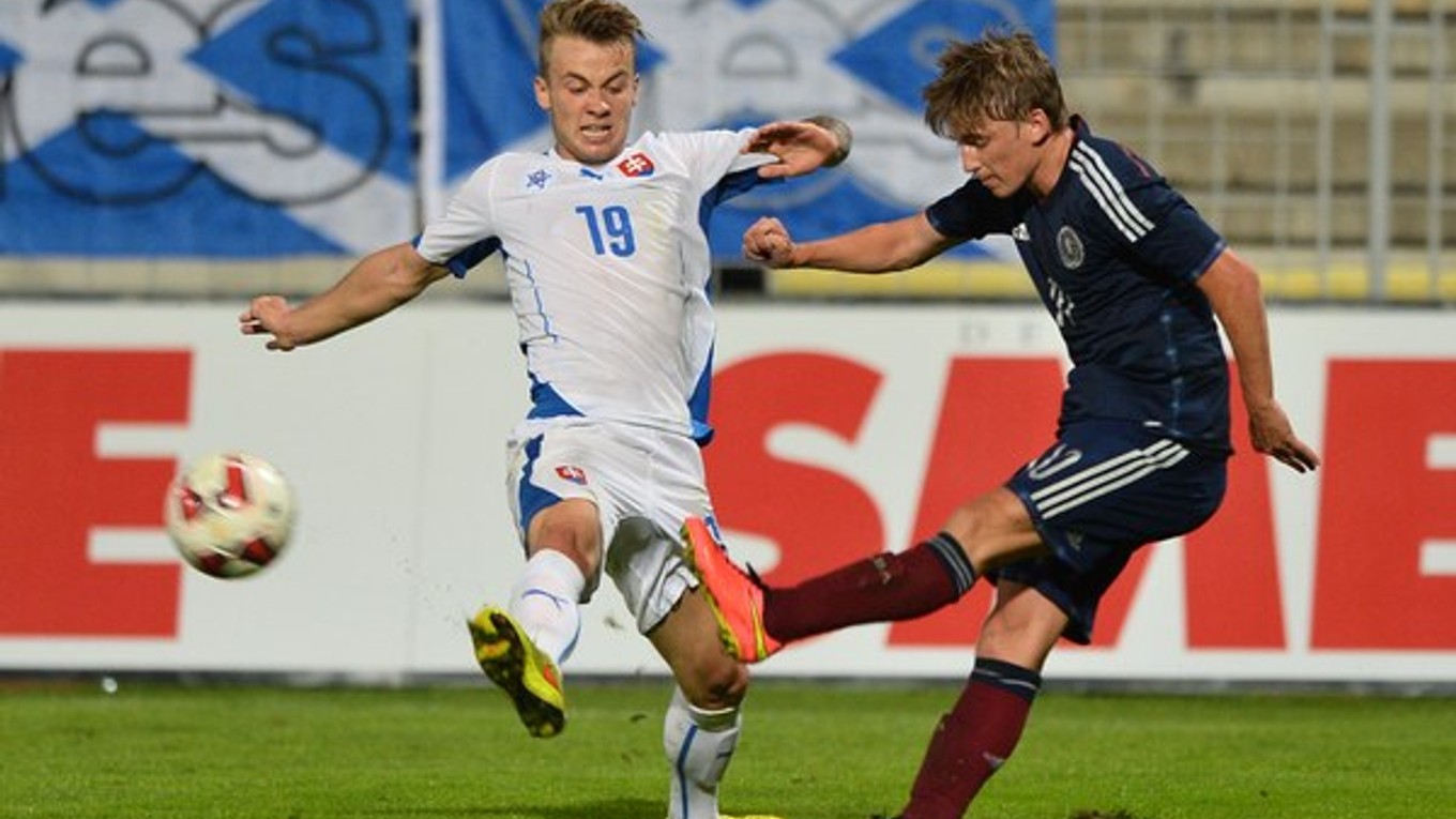 Na snímke vľavo Albert Rusnák (Slovensko) a Ryan Stewart (Škótsko) bojujú o loptu v zápase 3. kvalifikačnej skupiny ME21 2015 Slovensko - Škótsko v Senci 4. septembra 2014.