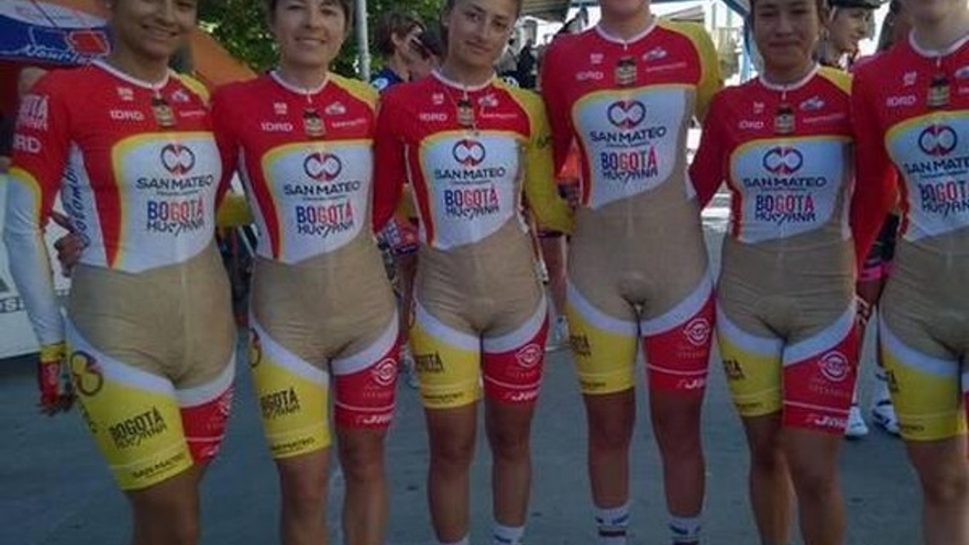 Kolumbijské cyklistky v netradičných dresoch.
