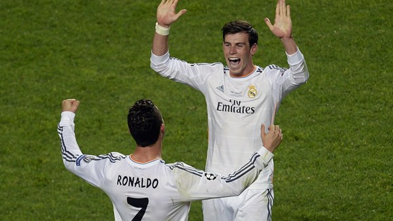 Hráči Realu Madrid Cristiano Ronaldo (vľavo) a Gareth Bale oslavujú víťazstvo nad Atleticom Madrid vo finále Ligy majstrov vo futbale v Lisabone 24. mája 2014.