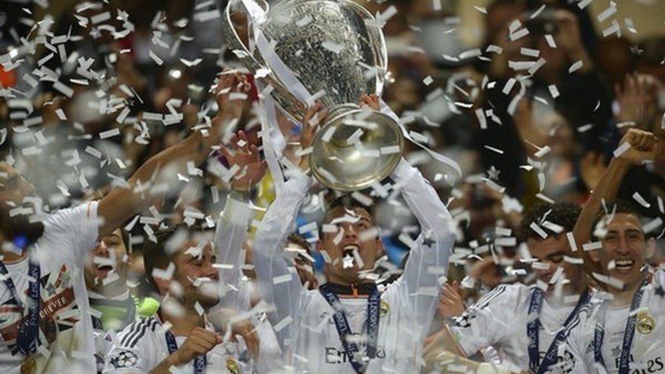 Trofej Ligy majstrov takto zdvihol Cristiano Ronaldo.