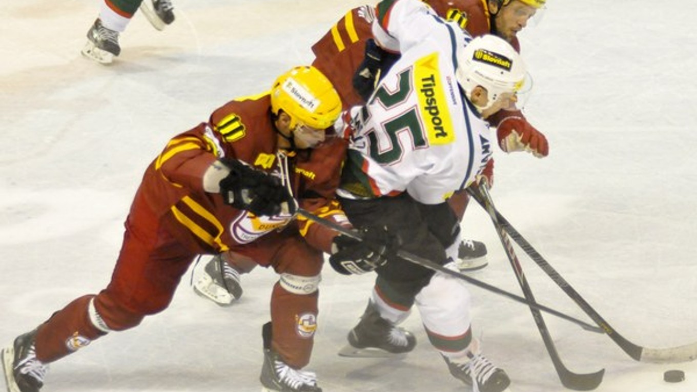 Zľava: Tomáš Komínek z Dukly Trenčín a Bruno Mráz z HK 36 HANT Skalica.