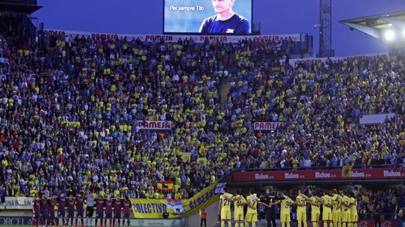 Futbalisti stoja počas minúty ticha na počesť bývalého trénera FC Barcelona Tita Vilanovu pred začiatkom  zápasu 35. kola Primera División Villarreal - Barcelona na pôde Villarrealu 27. apríla 2014.