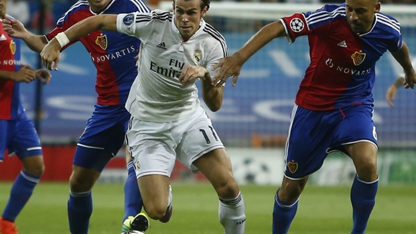 Futbalisti Bazileja Walter Samuel (vpravo), Luca Zuffi (vľavo) a hráč Realu Madrid Gareth Bale bojujú o loptu.