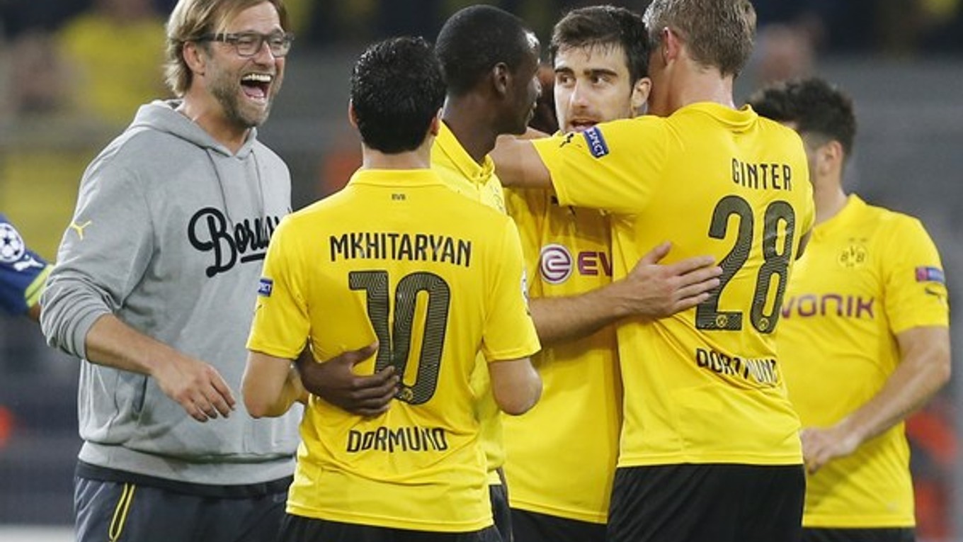 Tréner Dortmundu Jürgen Klopp (vľavo) sa so svojimi zverencami teší z výhry.
