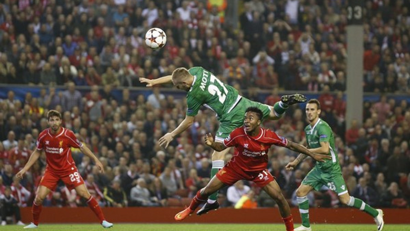 Futbalista FC Liverpool Raheem Sterling (druhý sprava) a hráč bulharského klubu Ludogorec Razgrad Cosmin Moti bojujú o loptu.