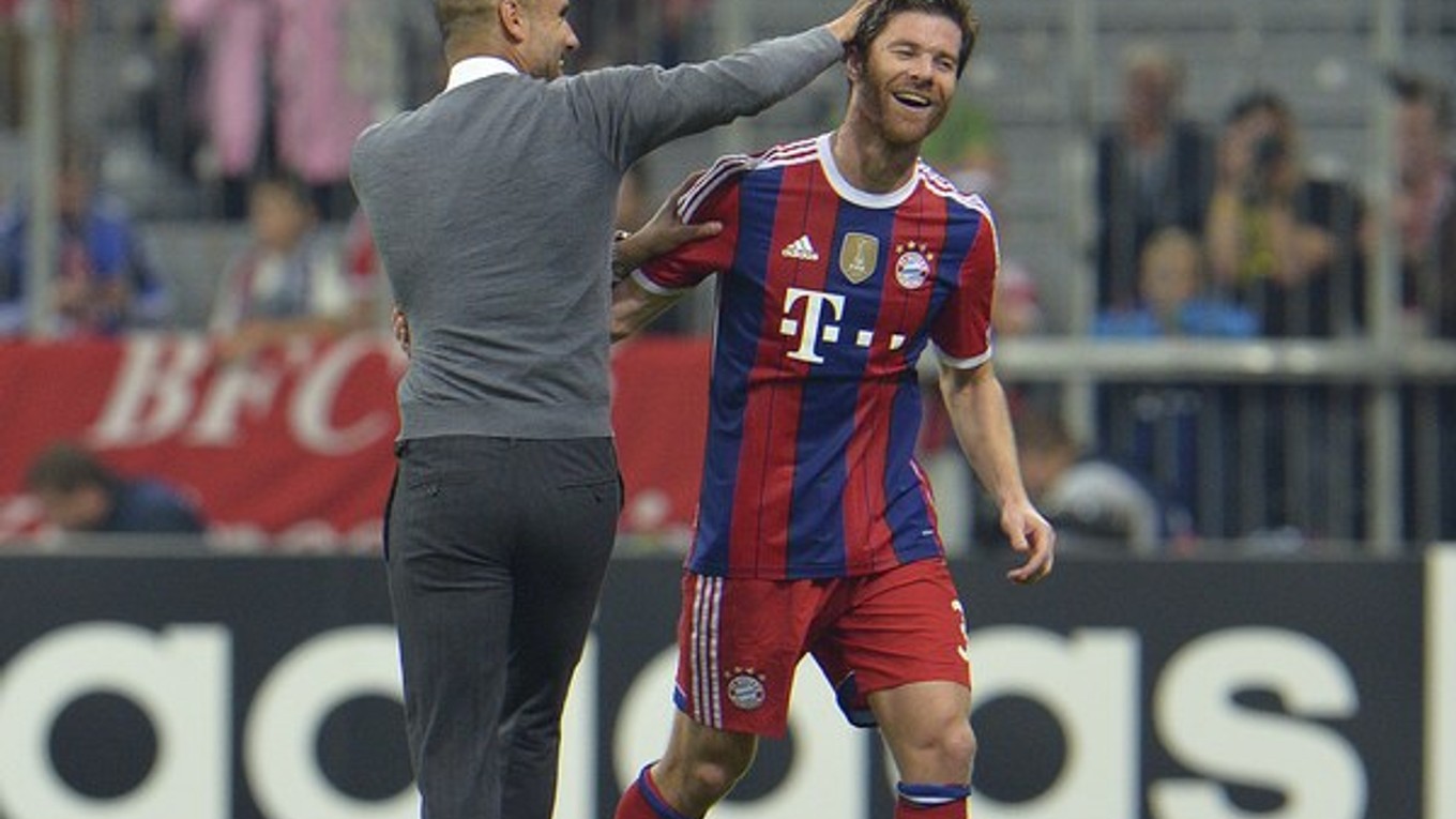 Tréner Bayernu Pep Guardiola sa teší so Xabim Alonsom.
