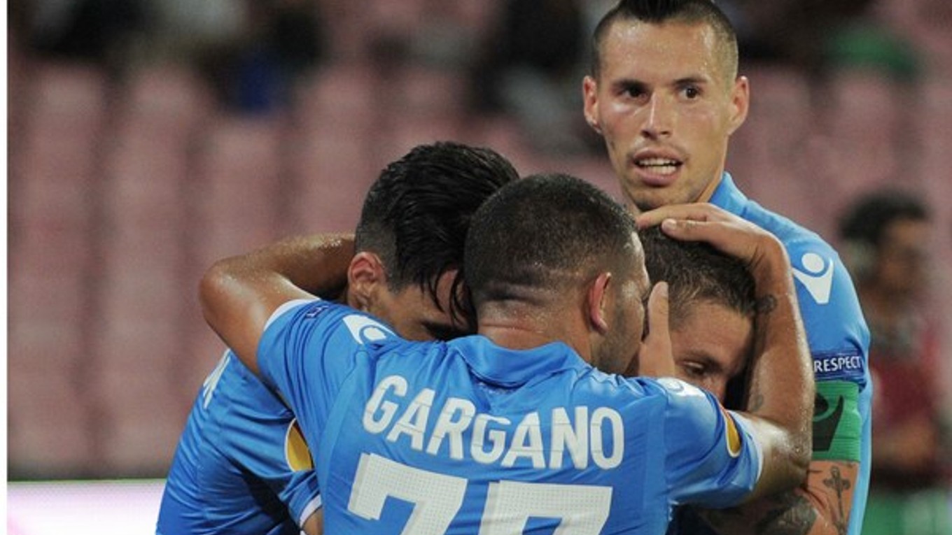 Marek Hamšík oslavuje so spoluhráčmi gól v sieti Sparty Praha.