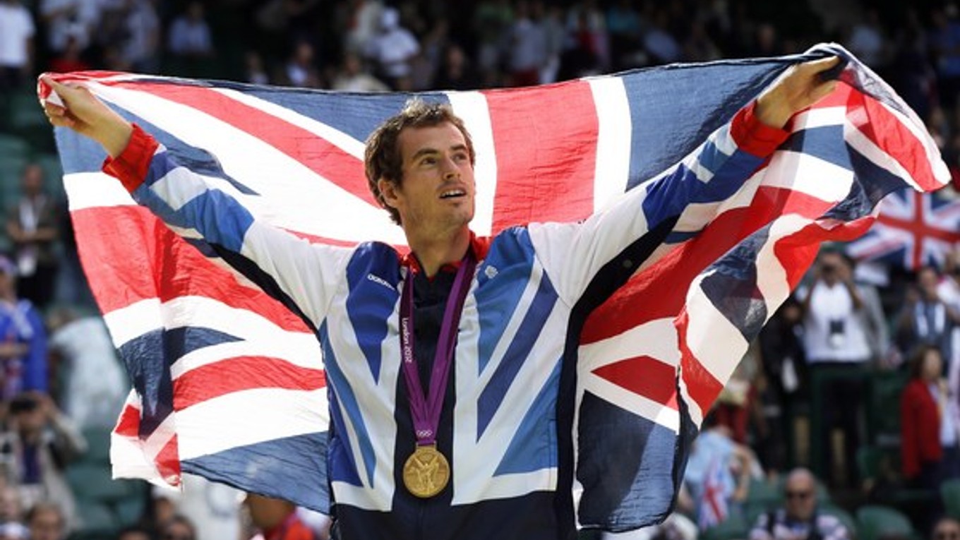 Andy Murray s britskou vlajkou po triumfe na olympiáde v Londýne.