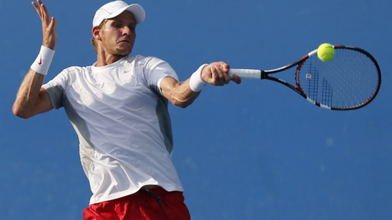 Slovinský tenista Blaž Rola odvracia úder Slováka Martina Kližana v 2. kole mužskej dvojhry na grandslamovom turnaji Australian Open v Melbourne. Kližan vyhral v štyroch setoch.