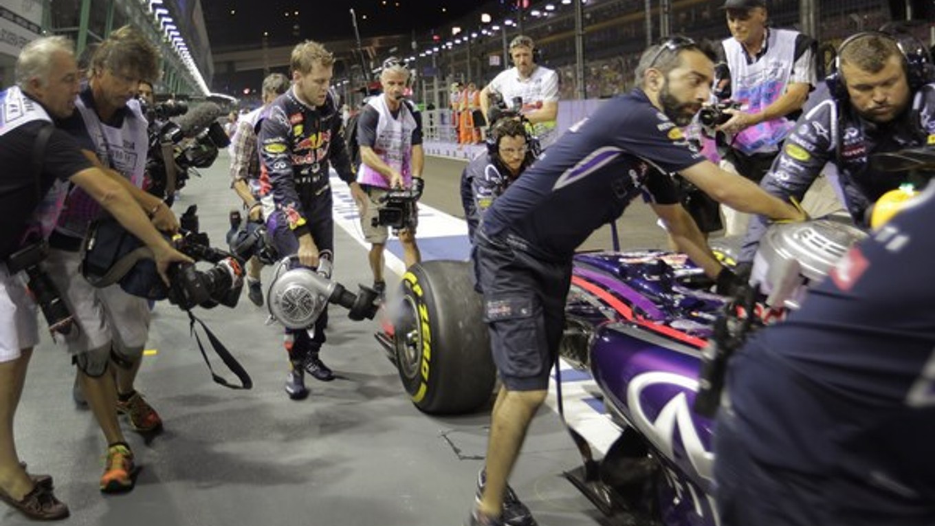 Nemecký jazdec Sebastian Vettel z tímu Red Bull chladí brzdy svojho monopostu počas prvého voľného tréningu na Veľkú cenu Singapuru.