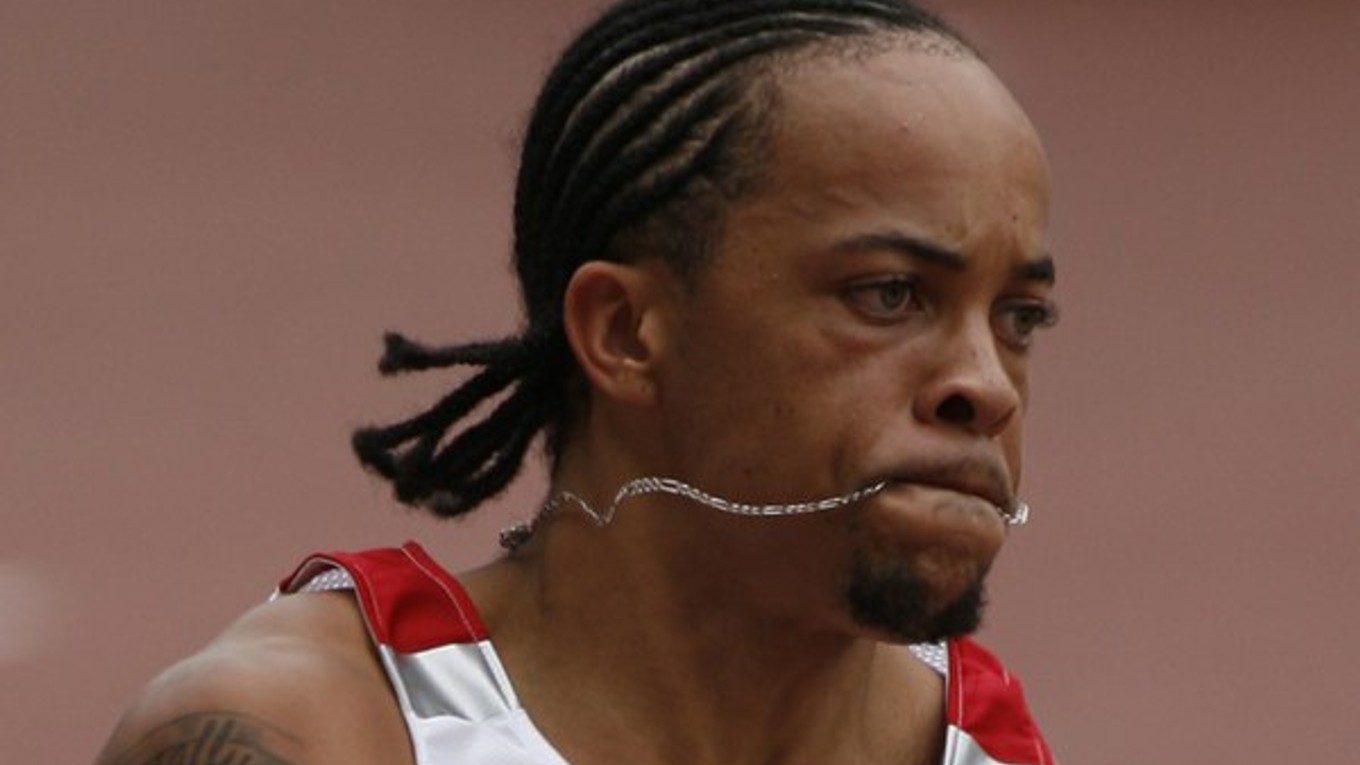 Američan Wallace Spearmon v rozbehu na 200 m mužov 28. augusta 2007 na MS v atletike v japonskej Osake.