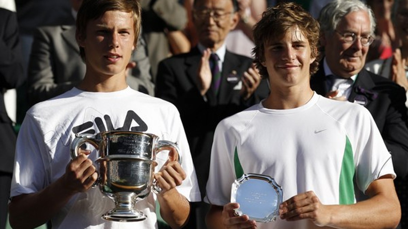 Víťaz dvojhry juniorov na grandslamovom turnaji vo Wimbledone z roku 2010 Maďar Marton Fucsovics (vľavo) si v Trnave finále nezahrá.