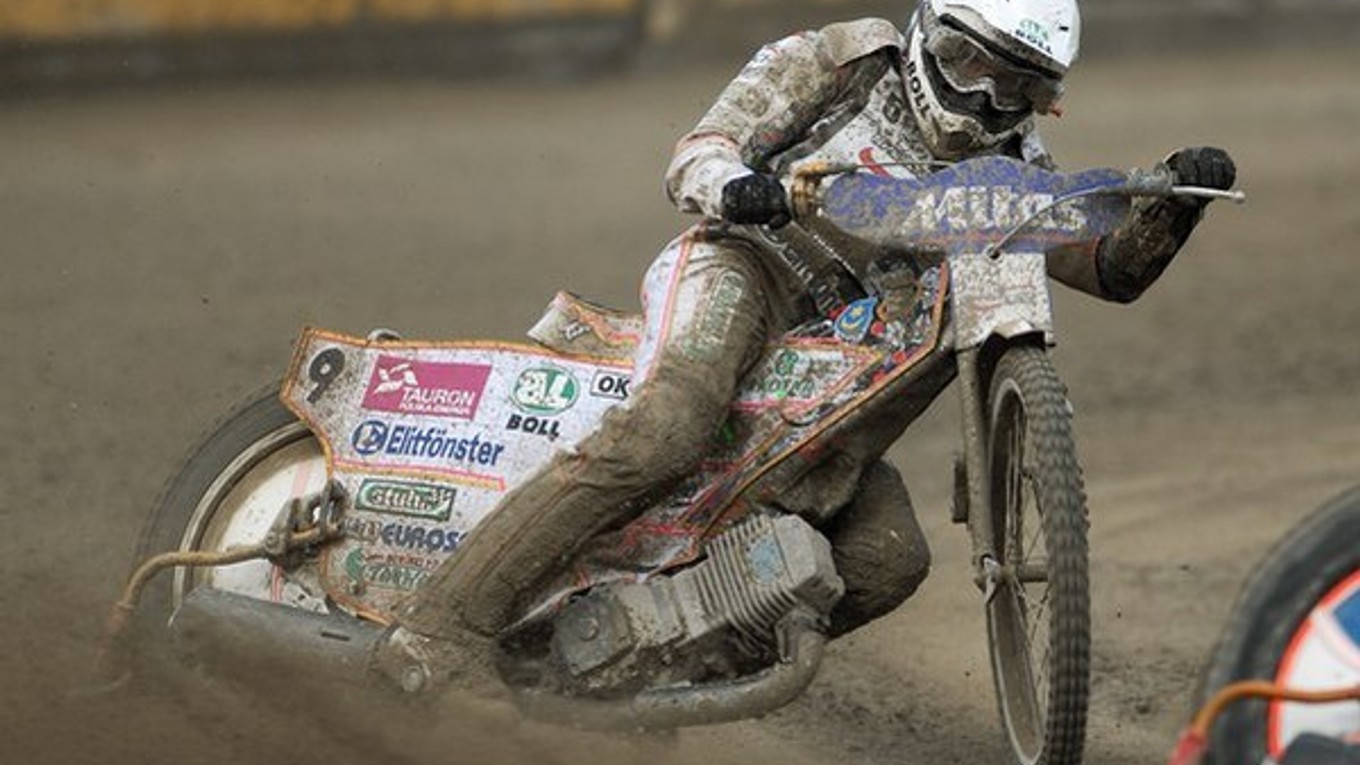 Slovenský reprezentant Martin Vaculík počas pretekov Majstrovstiev Európy Challenge motocyklov na plochej dráhe v Žarnovici v sobotu 6. júla 2013.