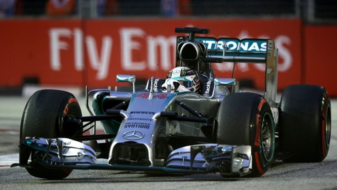 Lewis Hamilton vyhral kvalifikáciu v Singapúre.