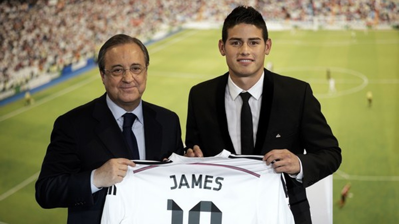 Zvláštne spojenie. Nový hráč Realu Madrid, kolumbijská hviezda James Rodriguez (vpravo) a prezident Realu Madrid Florentino Perez (vľavo).