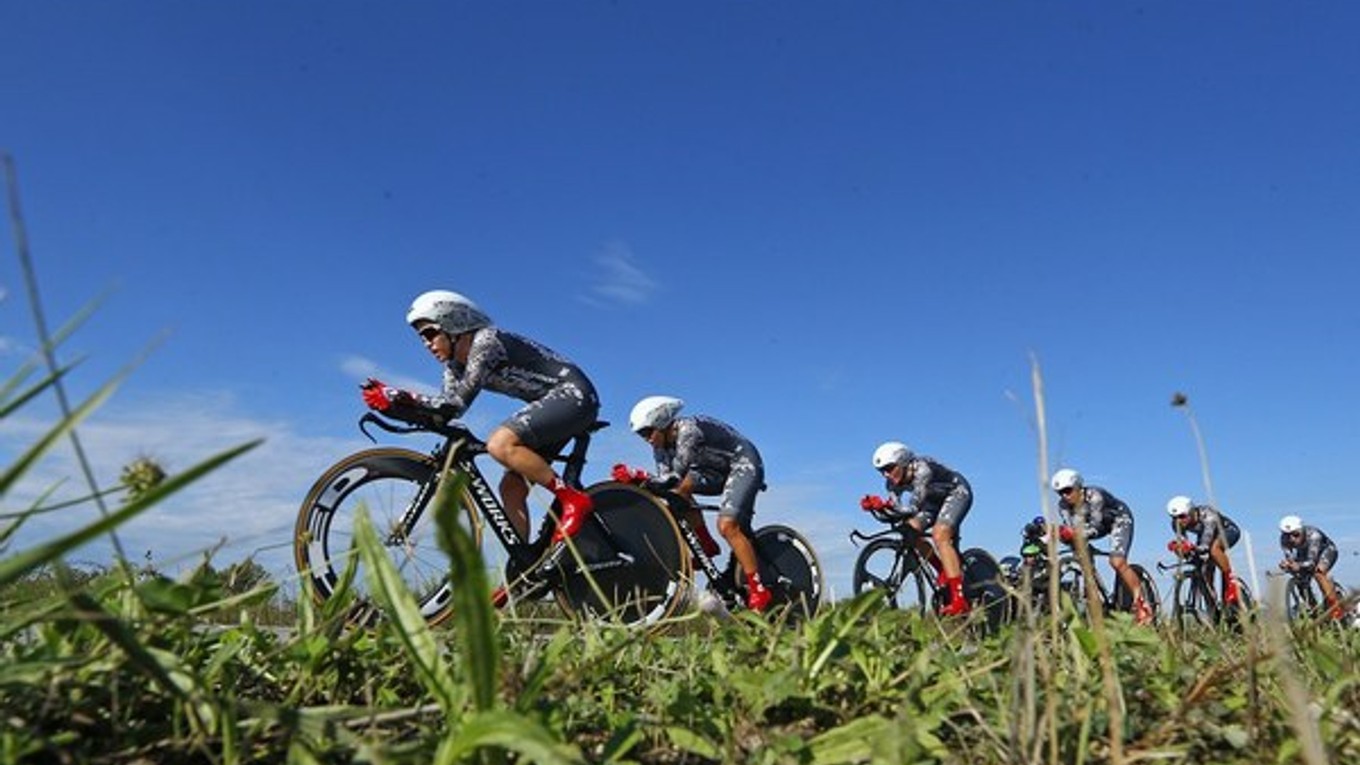 Víťazný tím počas časovky.