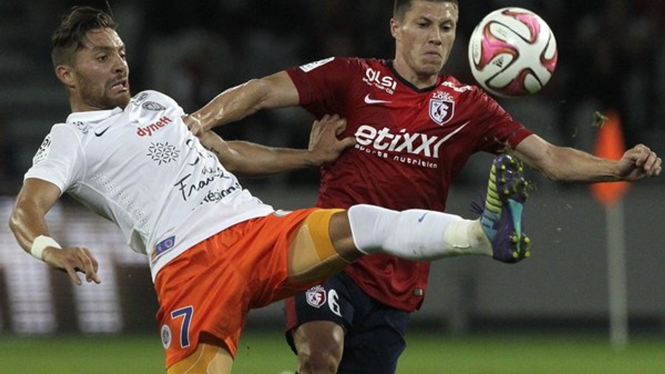 Anthony Mounier z Montpellieru (vľavo) v súboji s hráčom Lille Jonathanom Delaplacom.
