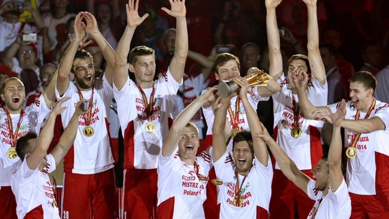 Poľskí volejbalisti sa tešia s trofejou po víťazstve nad Brazíliou vo finále.