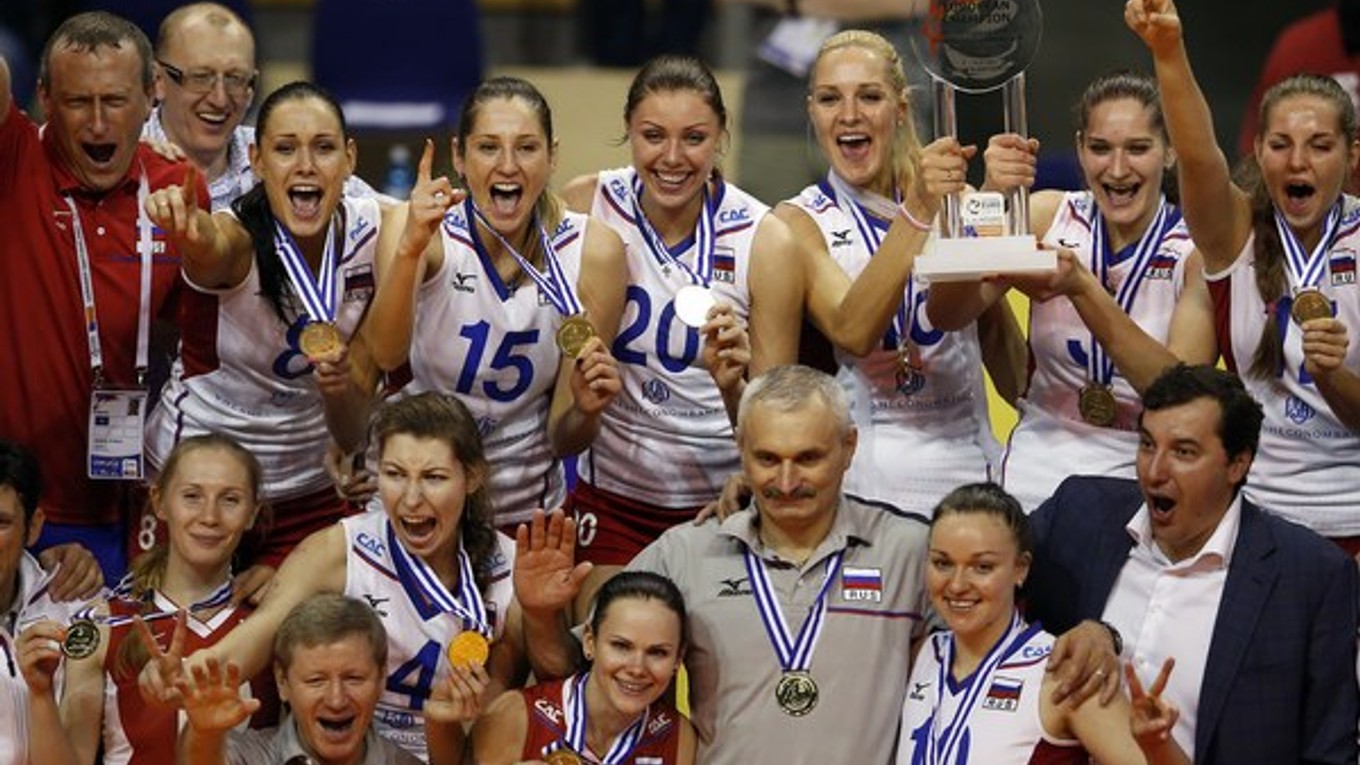 Ruské volejbalistky pózujú s trofejou po zisku titulu na ME vo volejbale žien v Berlíne 14. septembra 2013.