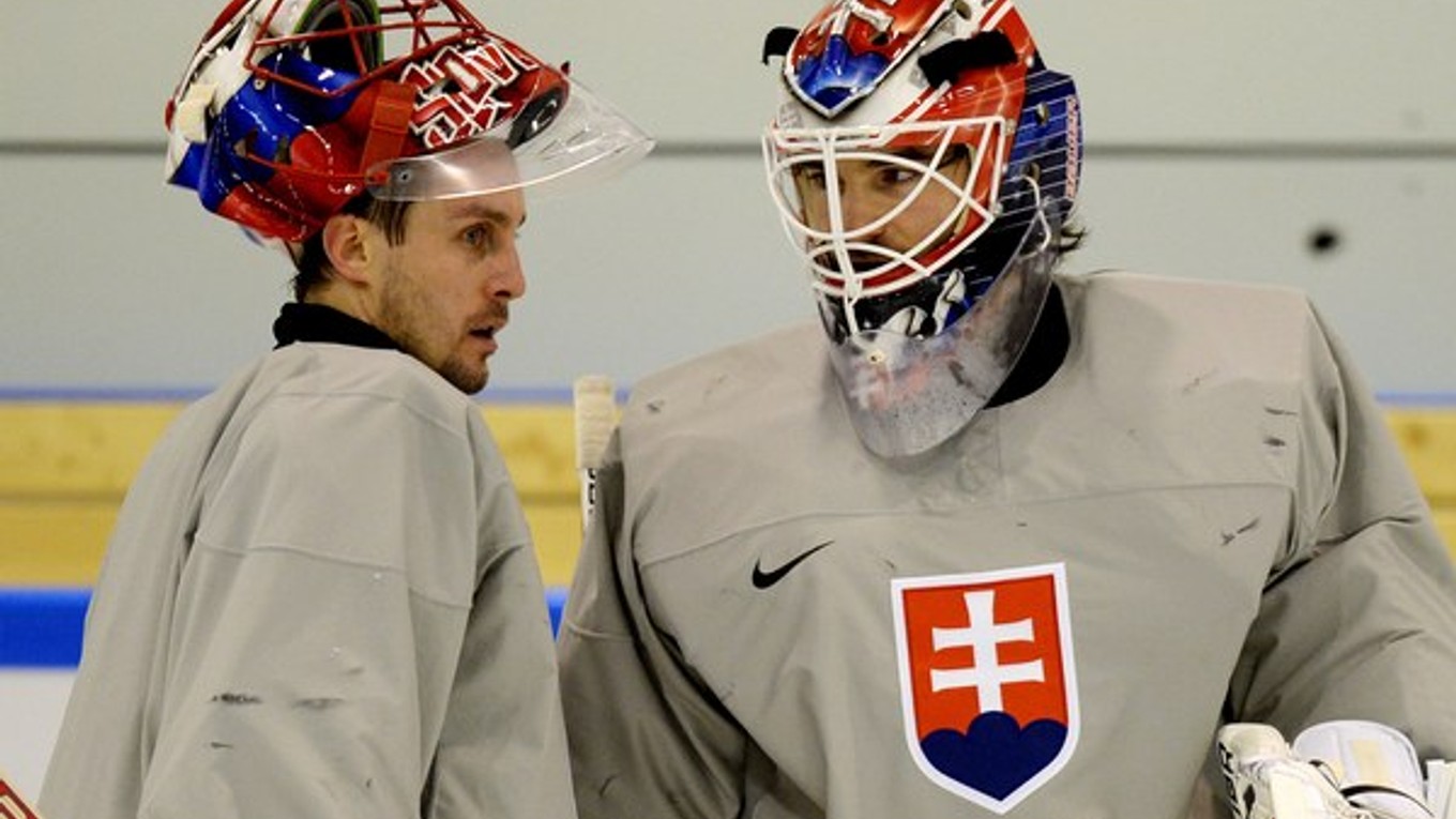 V bránke slovenskej hokejovej reprezentácie. Zľava jaroslav Janus, v maske Peter Budaj.