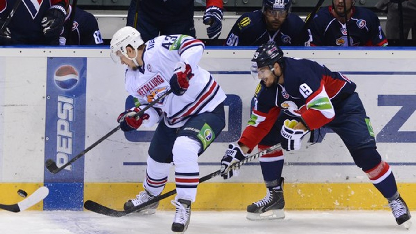 Vľavo Jan Kovář (Metallurg) a vpravo Michel Miklík (Slovan) v zápase Slovan - Magnitogorsk 9. októbra 2013 v Bratislave.