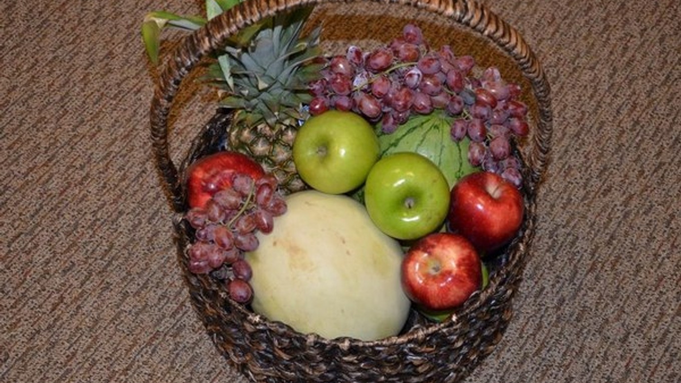 Na snímke z 21. septembra 2014 je kôš s ovocím, ktorý poslal zranený motocyklista Ryan Chesley.