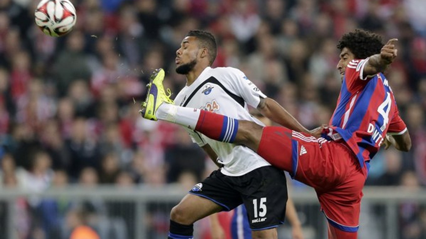 Hráč Paderbornu Elias Kachunga (vľavo) a hráč Bayernu Dante.
