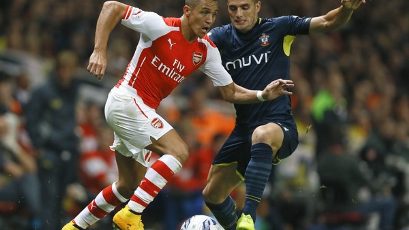 Alexis Sanchez z Arsenalu (vľavo) a Dušan Tadič zo Southamptonu.