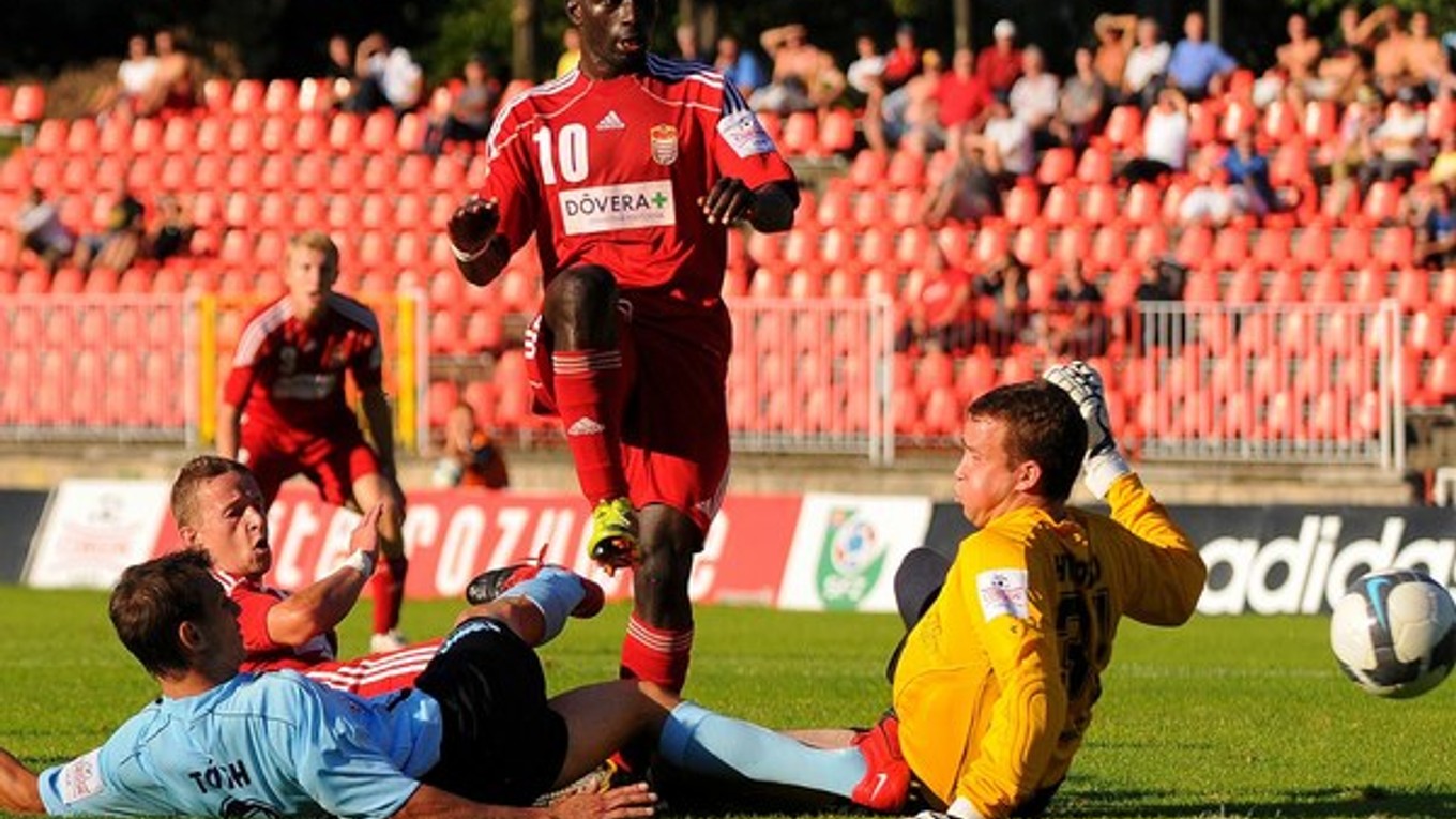 Mouhamadou Seye (v červenom) v ligovom zápase proti Nitre.