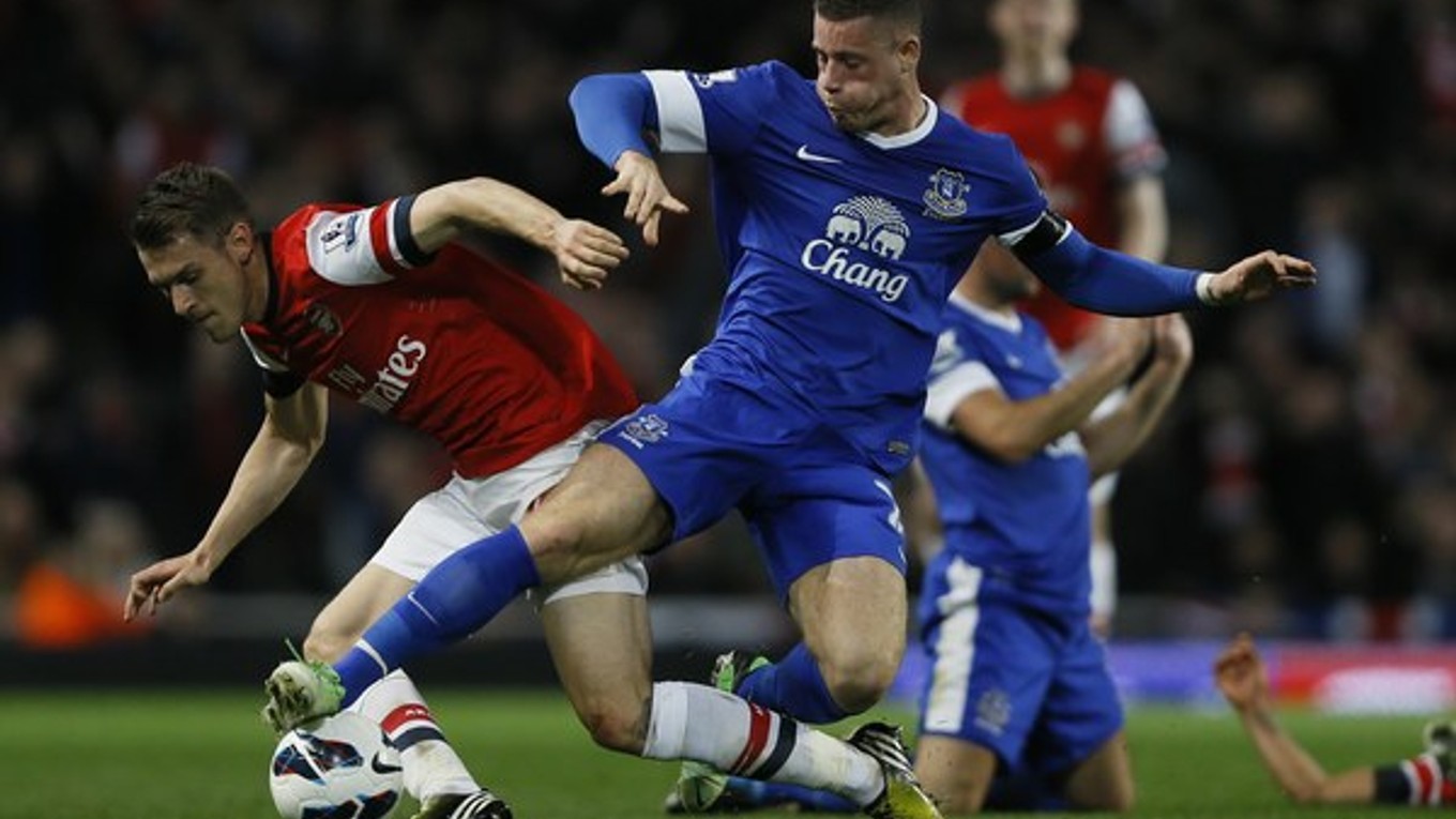 Futbalista Arsenalu Aaron Ramsey (vľavo) a hráč Evertonu Ross Barkley.