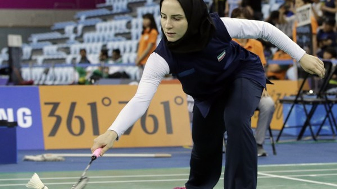 Iránska bedmintonistka Soraya Aghaeihajiaghaová mohla hrať s hidžábom, basketbalistkám Kataru to však na Ázijských hrách nepovolili.