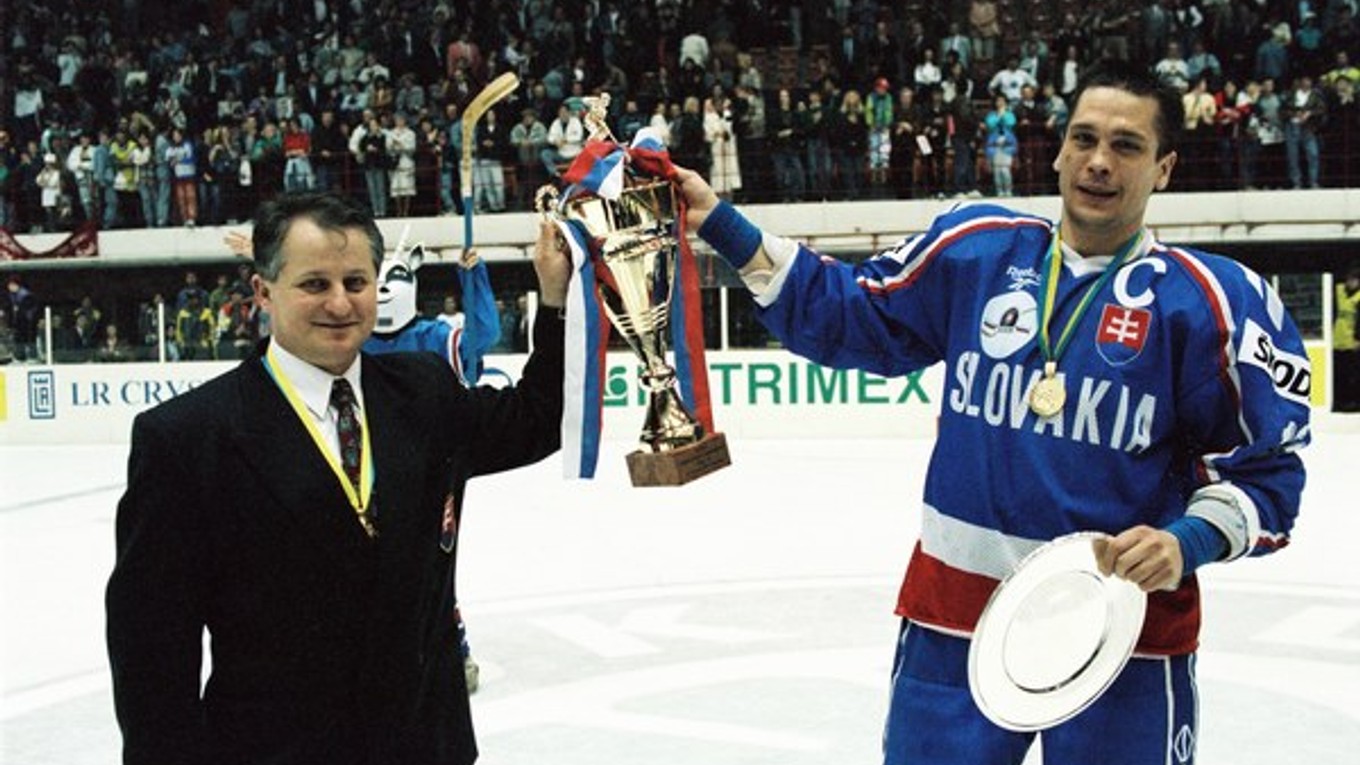 Tréner slovenskej hokejovej reprezentácie Július Šupler a kapitán družstva Oto Haščák držia pohár pre víťazov B-kategórie MS v ľadovom hokeji v roku 1995.