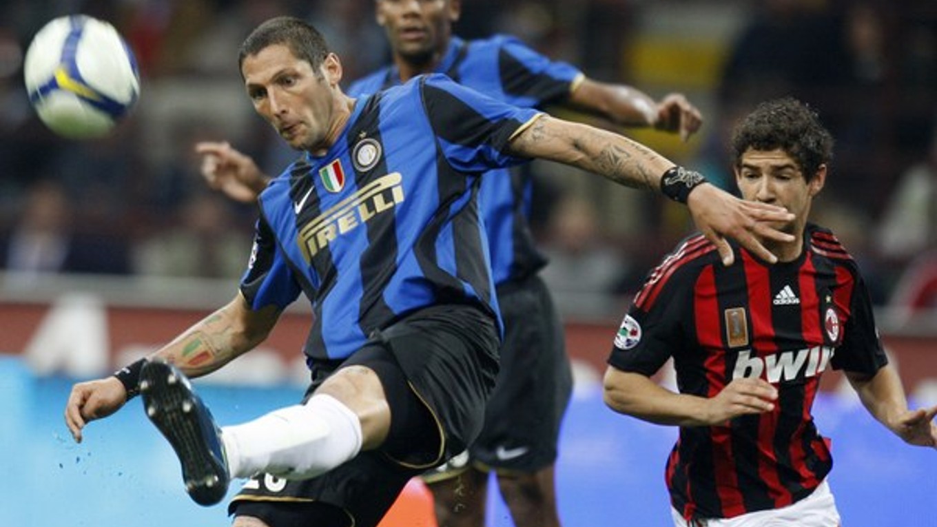 Marco Materazzi ešte v drese Interu Miláno kope do lopty.