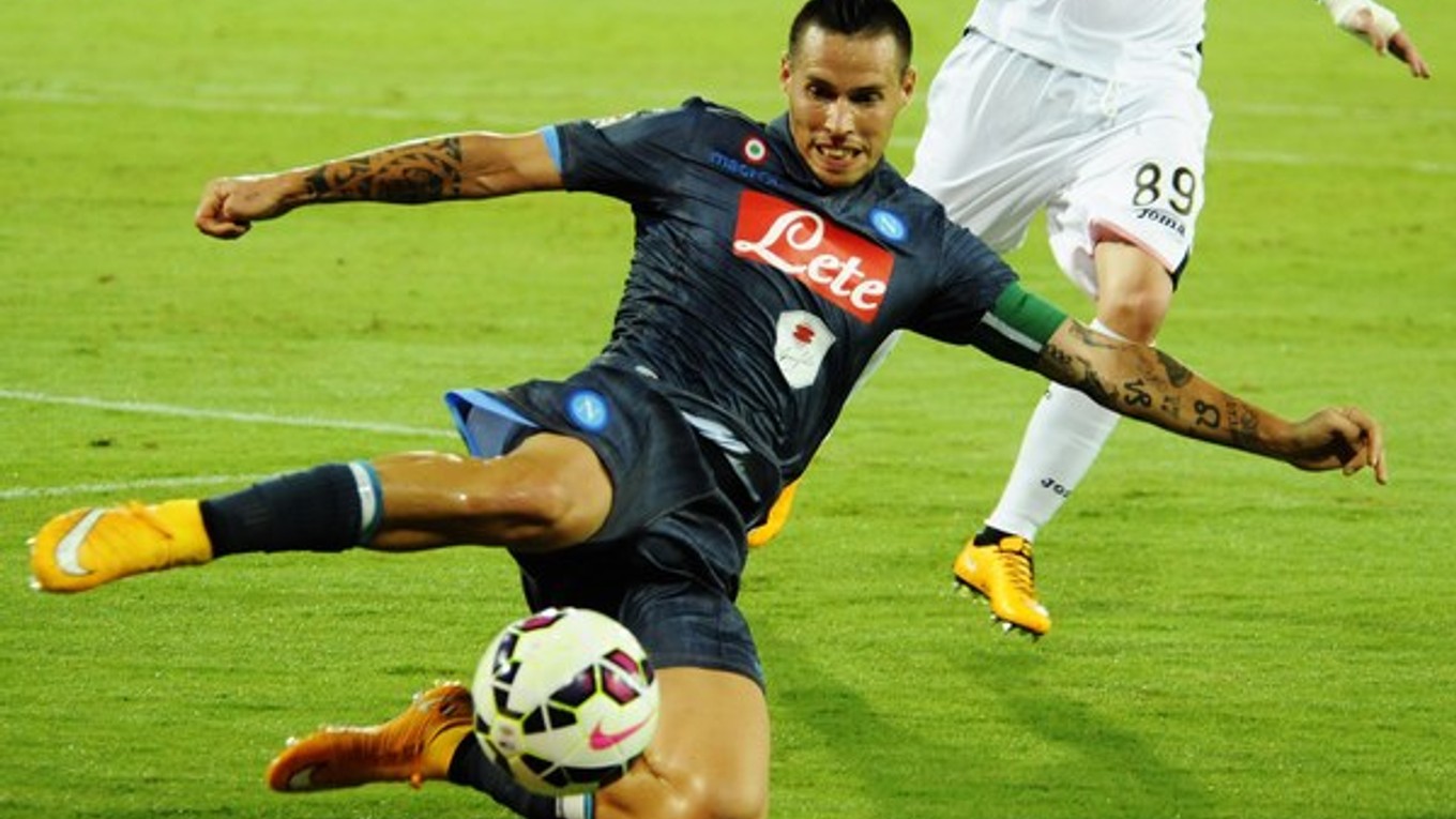 Slovenský hráč Neapolu Marek Hamšík v súboji so Sinisom Andelkovičom z Palerma.