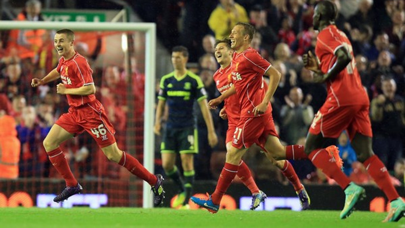 Liverpool napokon cez Middlesbrough po penaltovom rozstrele v Ligovom pohári postúpil. Futbalista Liverpoolu Jordan Rossiter (vľavo) sa teší po strelení úvodného gólu.