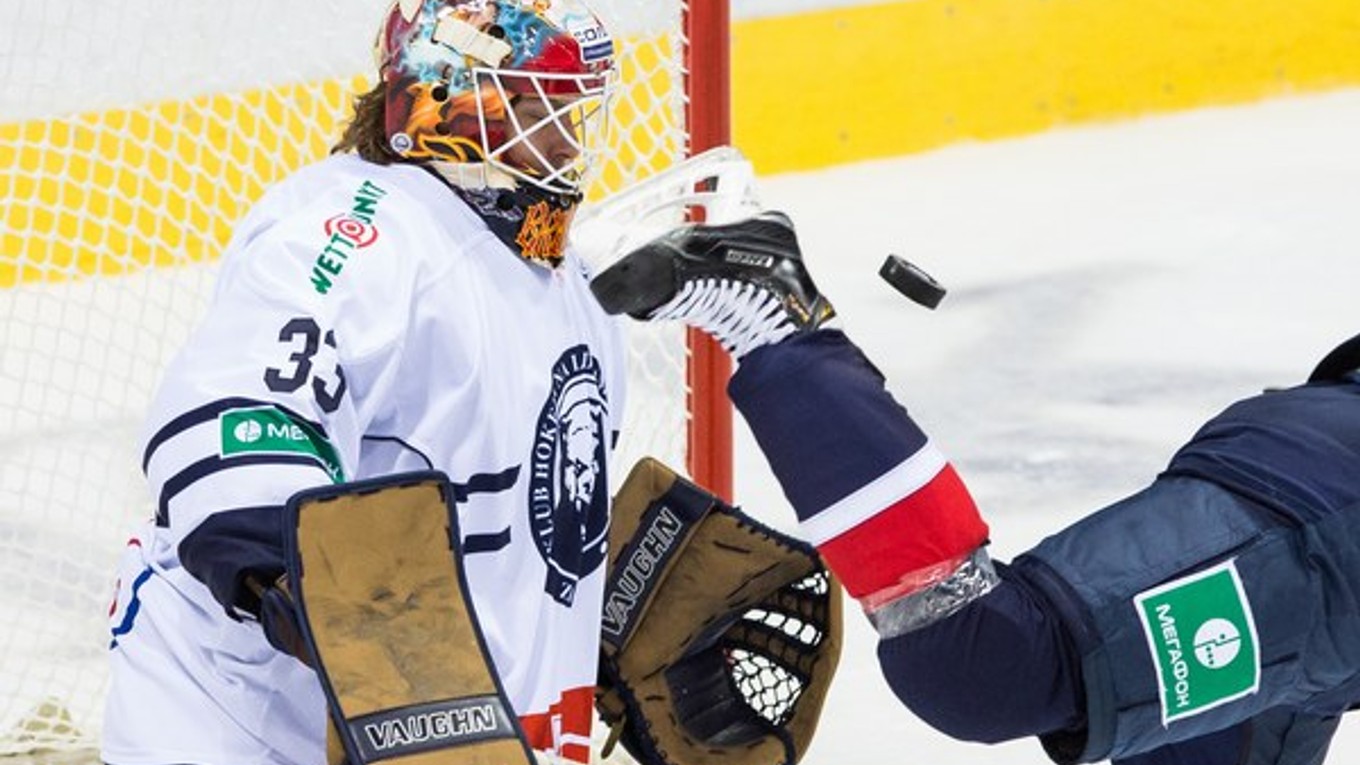 Brankár Záhrebu Barry Brust a hráč Slovana Tomáš Netík.