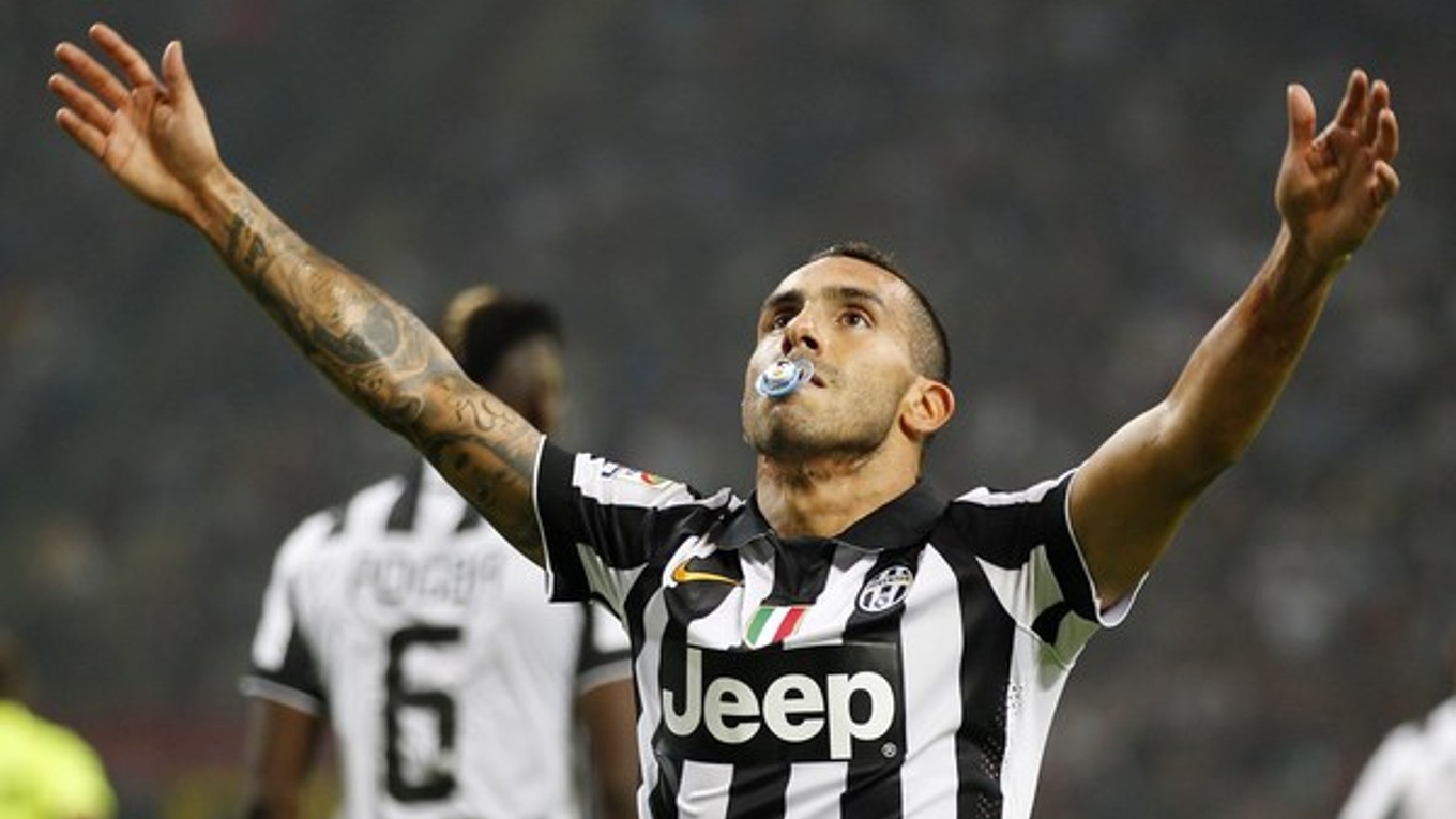Carlos Tévez opäť oslavoval s cumlíkom.