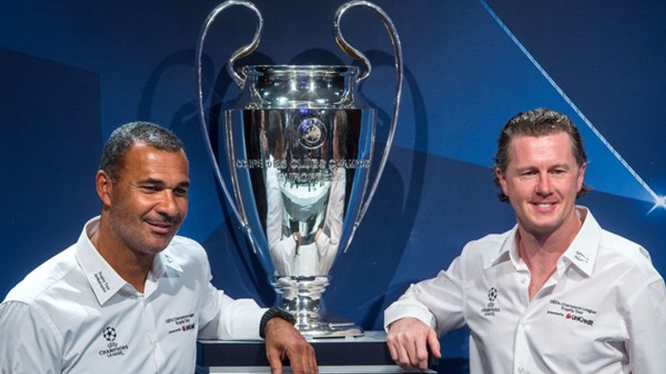 Ruud Gullit (vľavo) a Steve McManaman s trofejou.