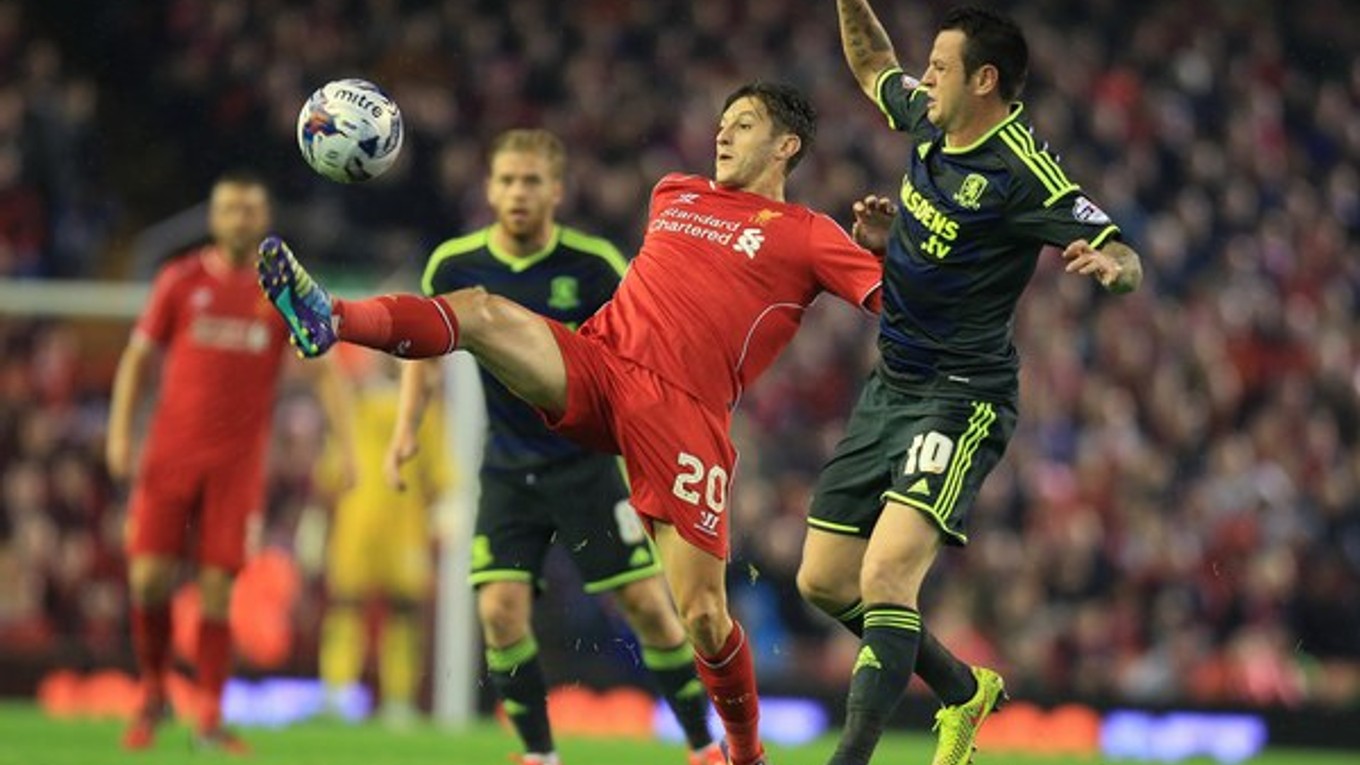 Hráč FC Liverpool Adam Lallana (uprostred v červenom) v zápase proti Middlesbrough.