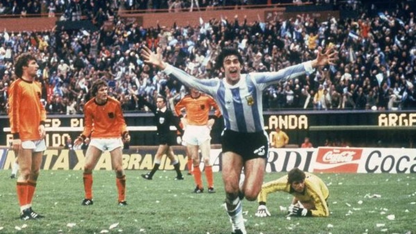 Mario Kempes sa teší z gólu na MS 1978.