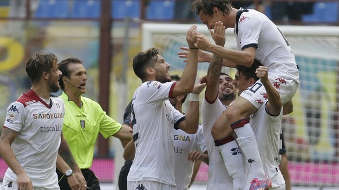 Hráči Cagliari oslavujú gól v sieti Interu Miláno.