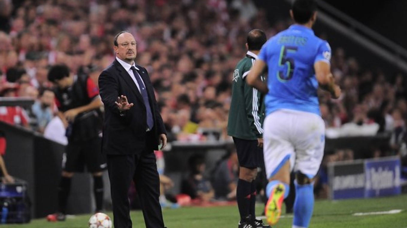 Tréner Rafael Benitez nie je v Neapole v jednoduchej situácii.