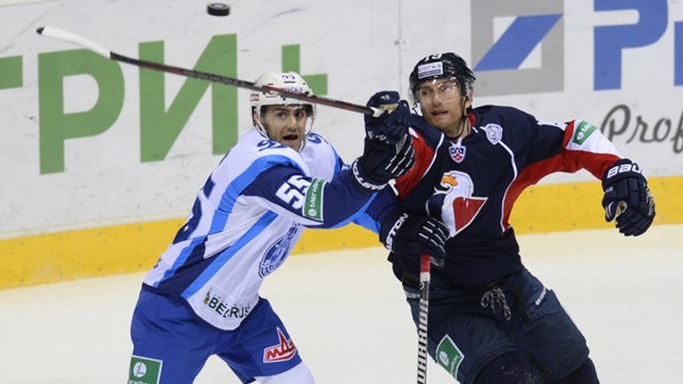 Hráč Slovana Bratislava Matt Murley (vpravo) a hráč Dinama Minsk Nick Bailen.