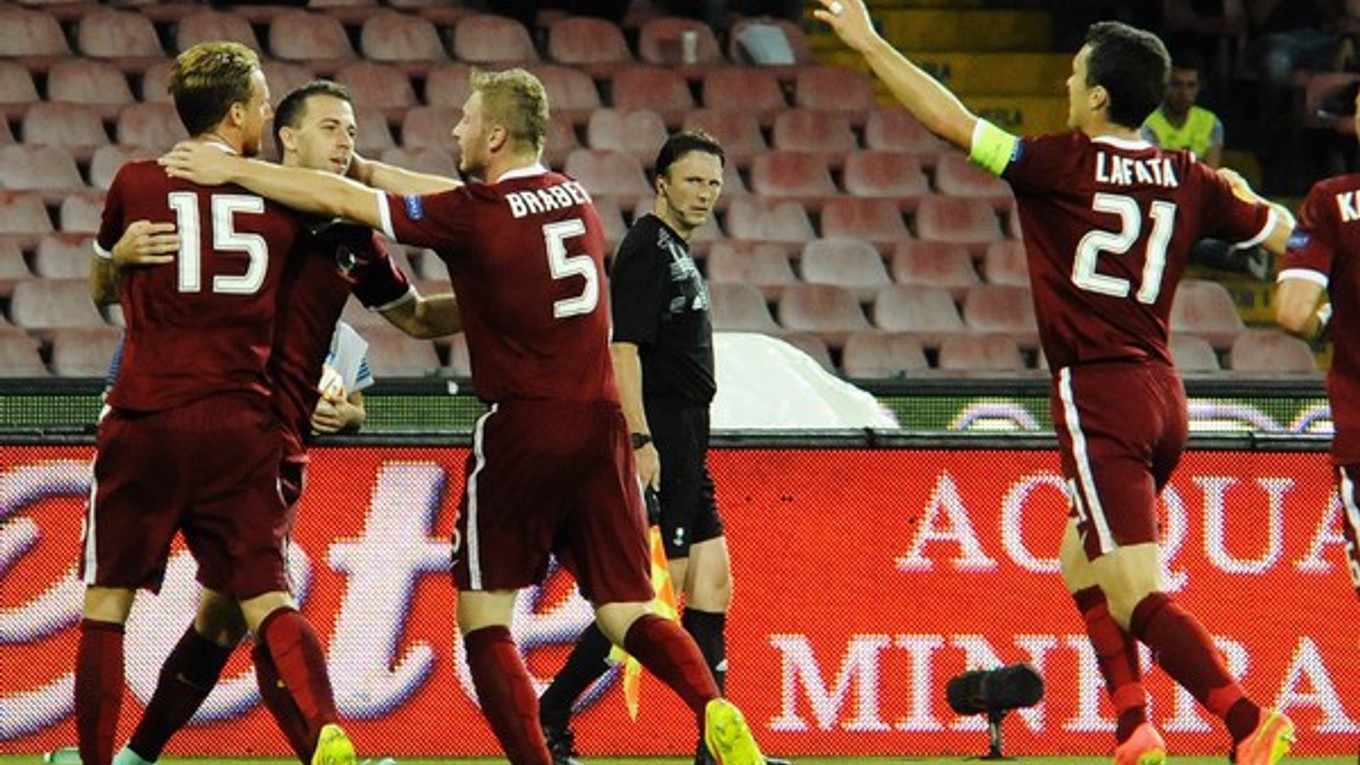 Sparťan Josef Hušbauer (druhý zľava) sa teší z gólu v zápase 1. kola s Neapolom.