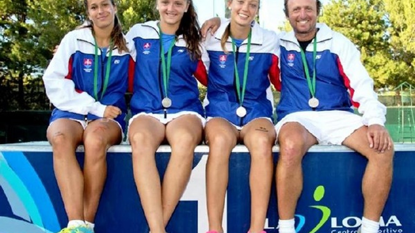 Strieborný tím Slovenska v juniorskom Pohári federácie, zľava: Tamara Kupková, Viktória Kužmová, Tereza Mihalíková a tréner Daniel Čálik.
