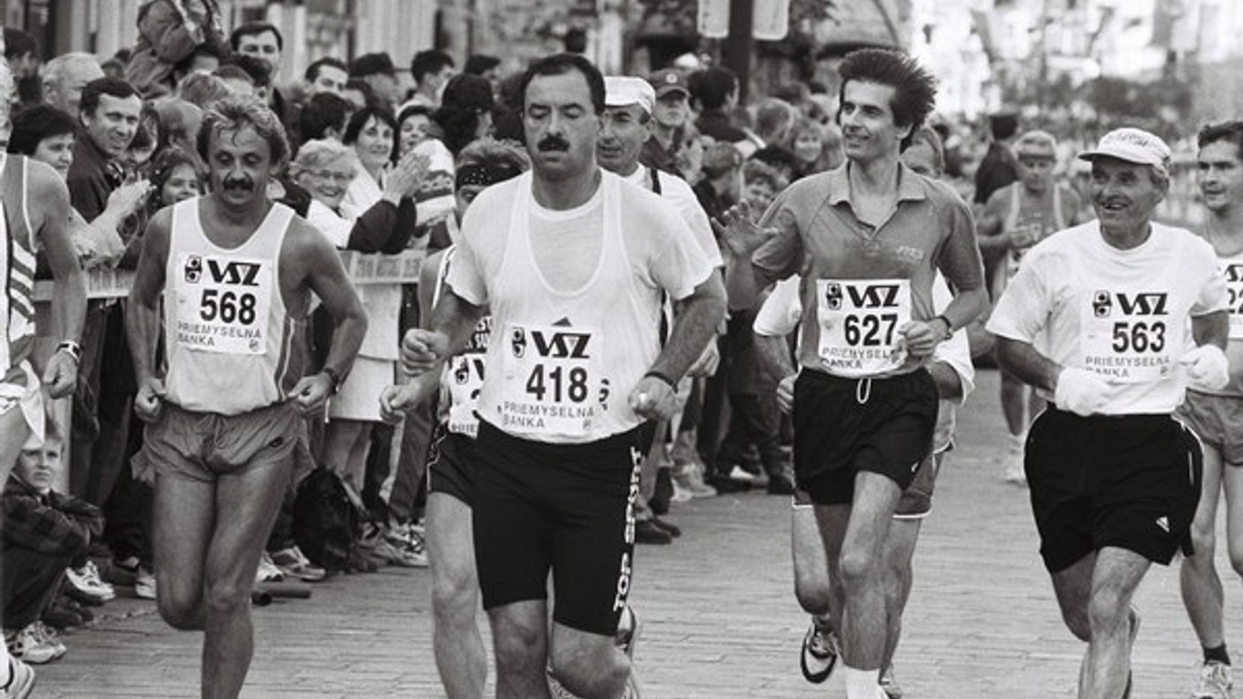 Na 67. ročníku Medzinárodného maratónu mieru v roku 1997 štartovali aj poslanci NR SR, vľavo Mikuláš Dzurinda /č. 568/ a Peter Weiss /č. 627/.