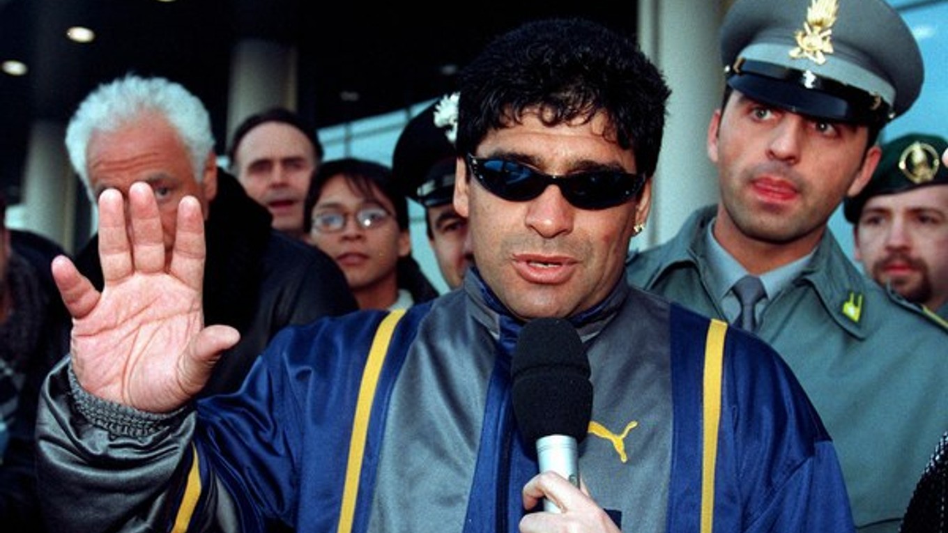 Bývalá argentínska futbalová hviezda Diego Armando Maradona zdraví po príchode na milánske letisko Malpensa 4. februára 1999.