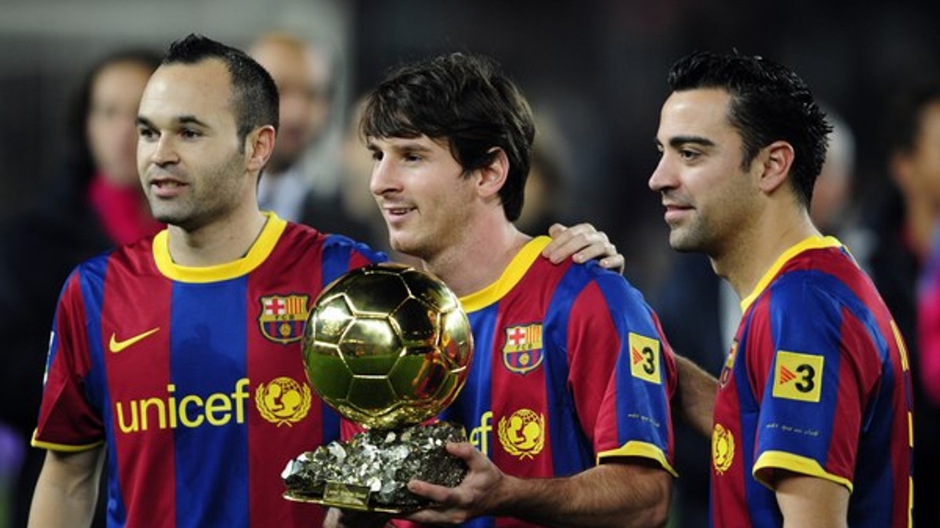 Xavi Hernández (vpravo).