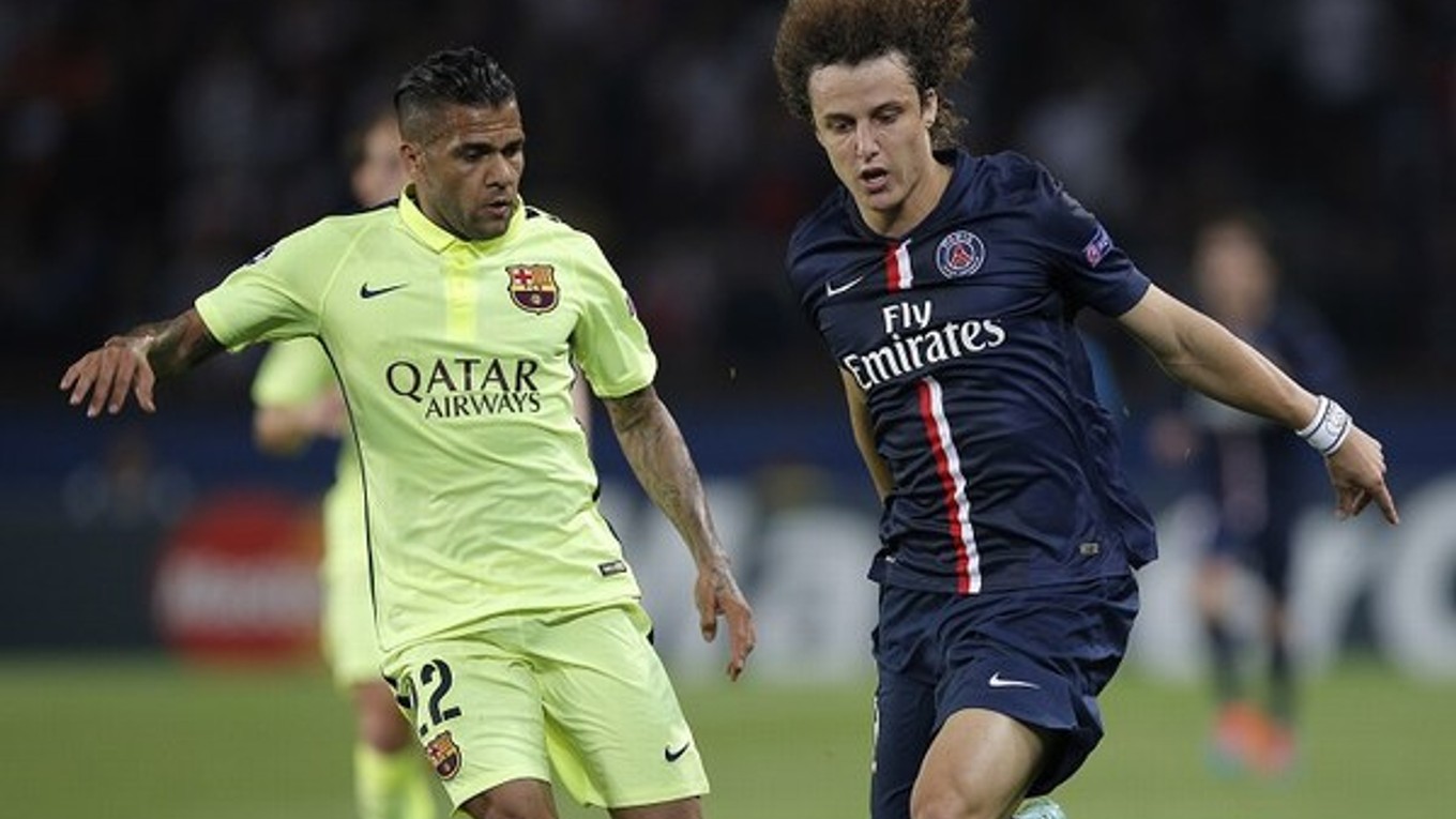 Dani Alves (vľavo) v súboji s Davidom Luizom.